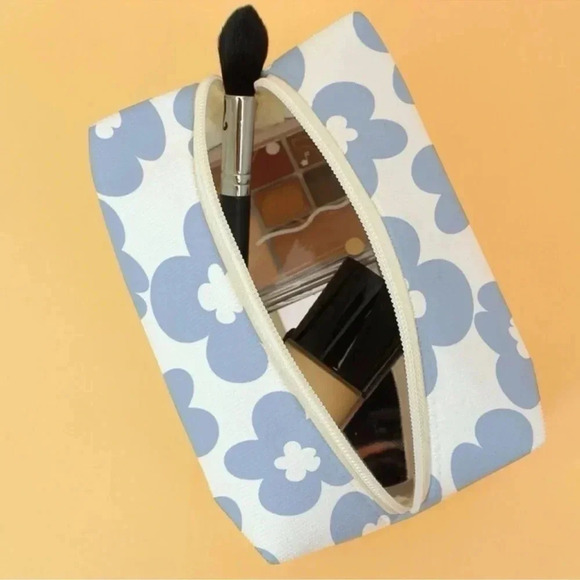2 LEFT! Flower Print Makeup Bag - Picture 3 of 4